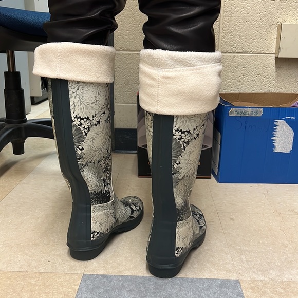 Hunter Boots with white bootie inserts. - Picture 2 of 3